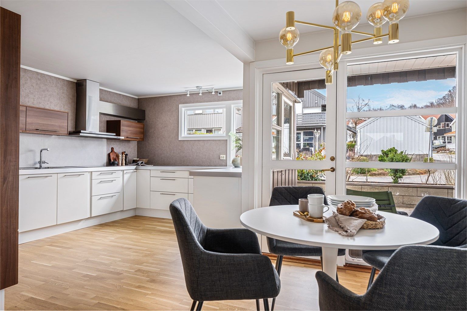 Plass til spisebord både på kjøkken og i stue. 