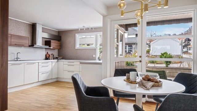 Plass til spisebord både på kjøkken og i stue.