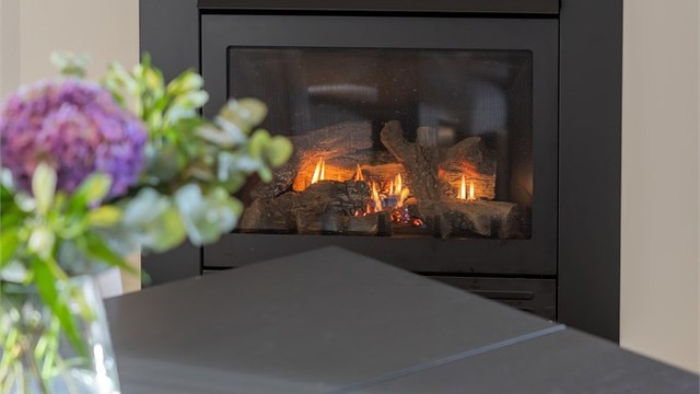 Flott gasspeis på stuen bidrar til en lun og hyggelig atmosfære på kjølige dager