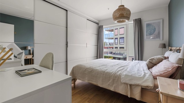 Hovedsoverommet har god plass til dobbeltseng og tilhørende nattbord. Stort garderobeskap og plass til kontorpult.