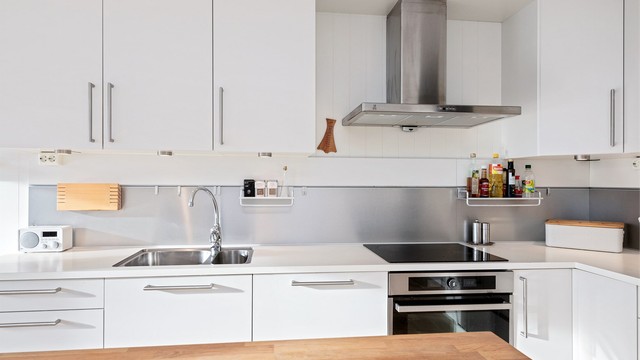 Kjøkkenventilator med avtrekk ut sikrer god utlufting under matlaging.