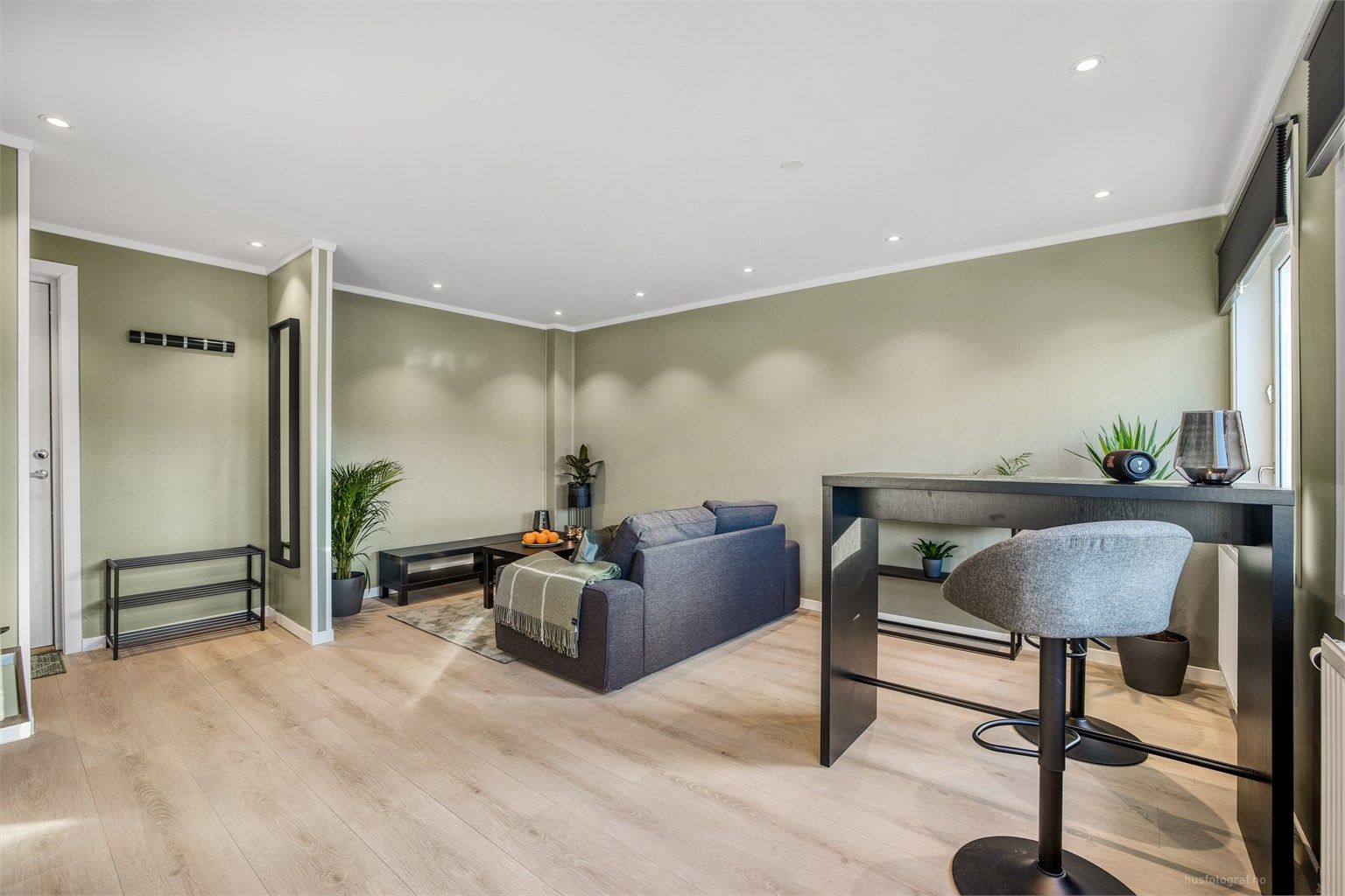 Åpen kjøkken- og stueløsning med mulighet for sofaområde samt spiseplass.