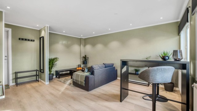 Åpen kjøkken- og stueløsning med mulighet for sofaområde samt spiseplass.