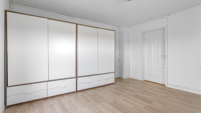 Utleiedel i 2. etasje: Soverom med garderobeskap