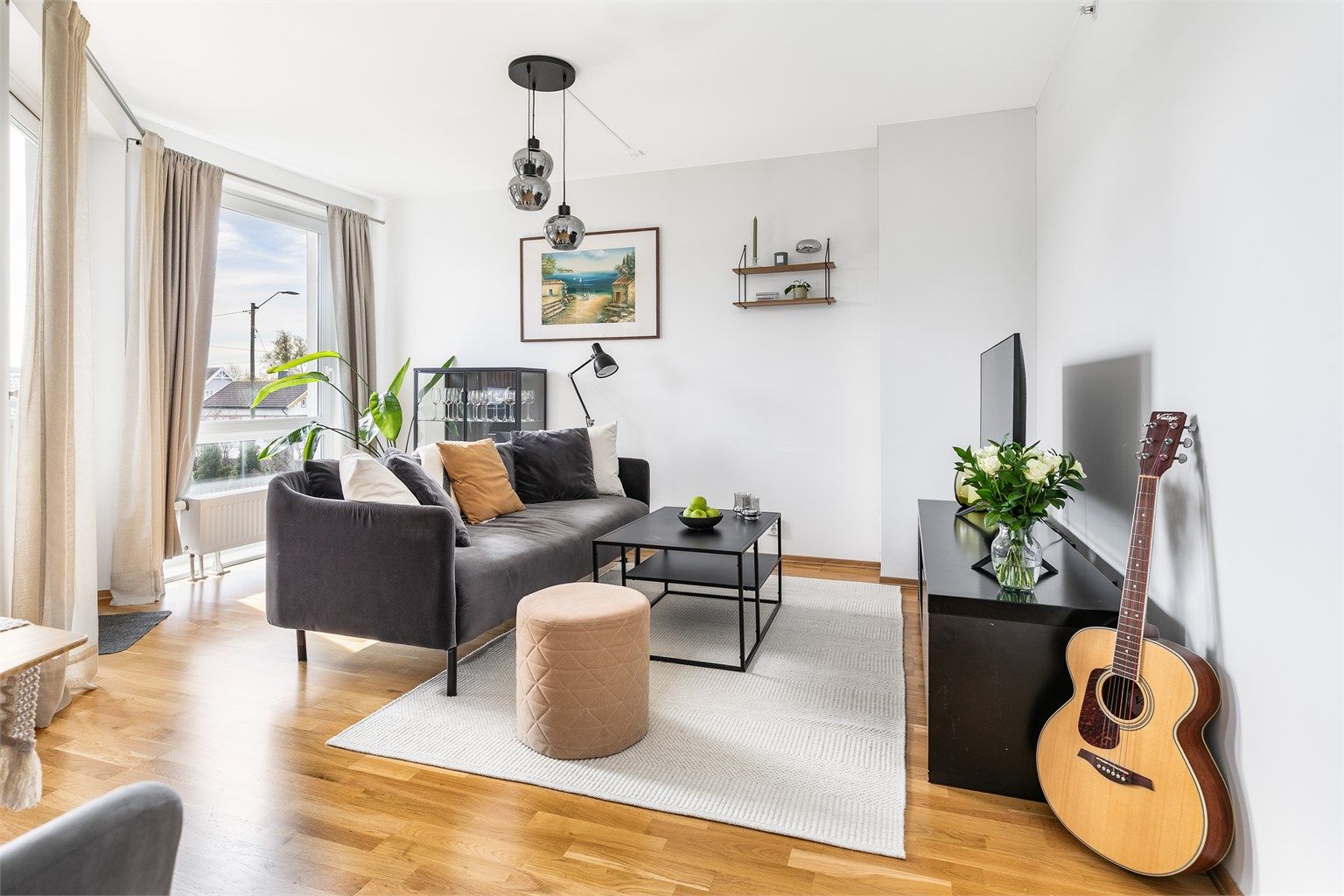 Overflater og innredninger i leiligheten er fra byggeåret og velholdt.