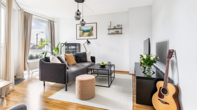 Overflater og innredninger i leiligheten er fra byggeåret og velholdt.