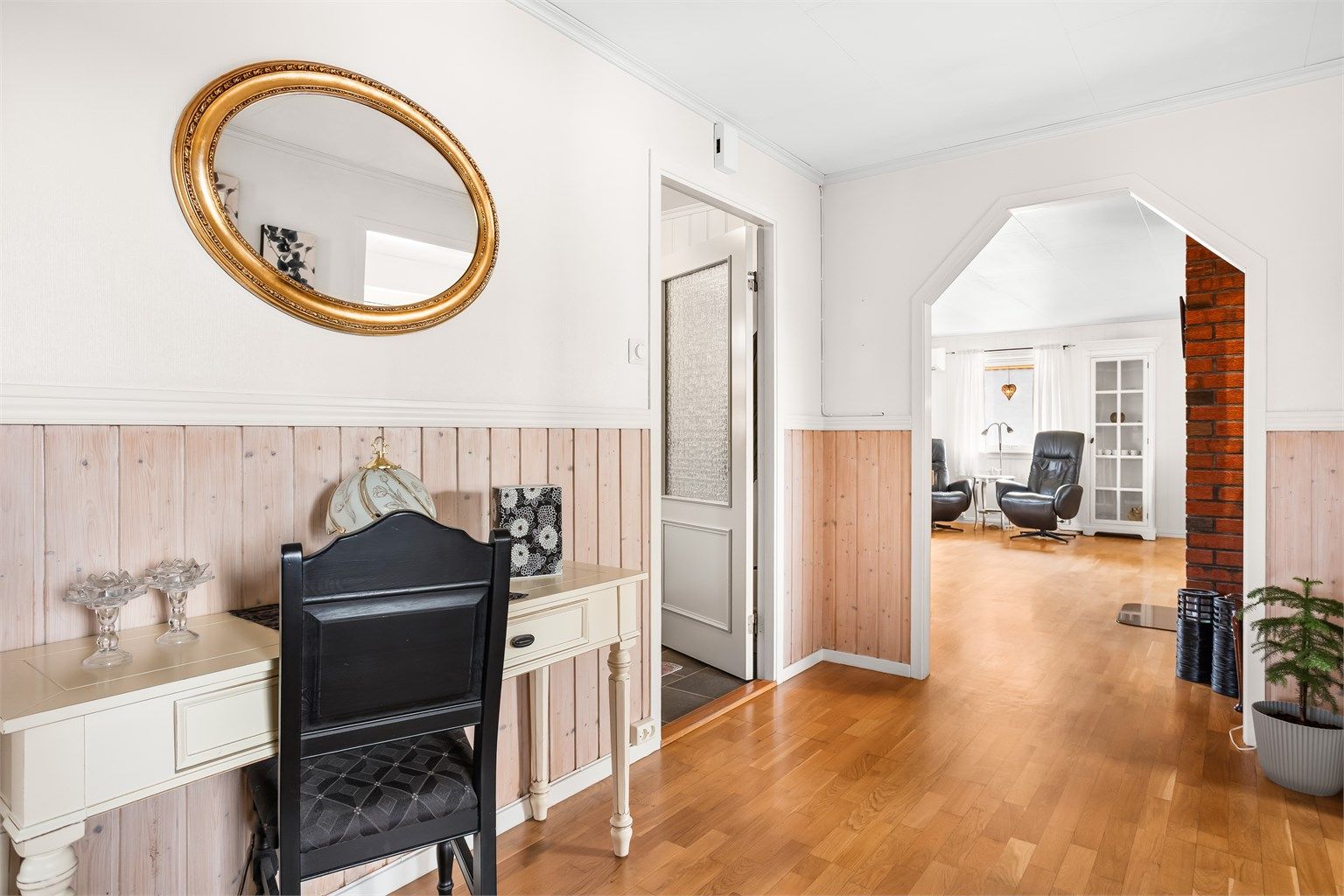 Entréen gir et godt førsteinntrykk og har en åpen løsning mot stuen.