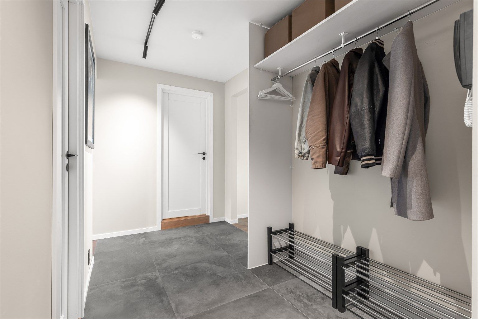 Romslig entré med plass til garderobeskap. Fra entreen er det tilgang til to av soverommene, kjøkkenet, stuen og badet.