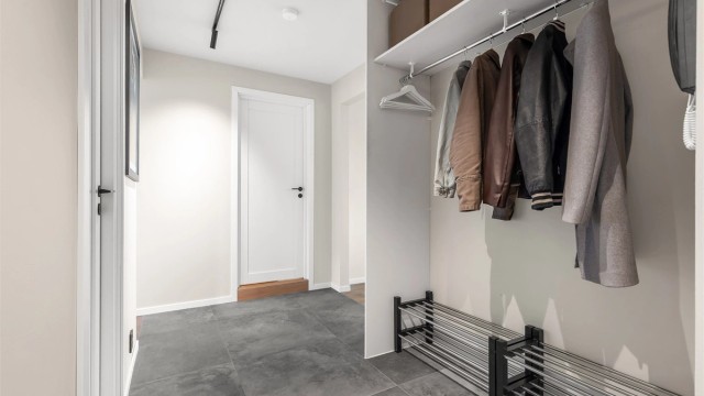 Romslig entré med plass til garderobeskap. Fra entreen er det tilgang til to av soverommene, kjøkkenet, stuen og badet.