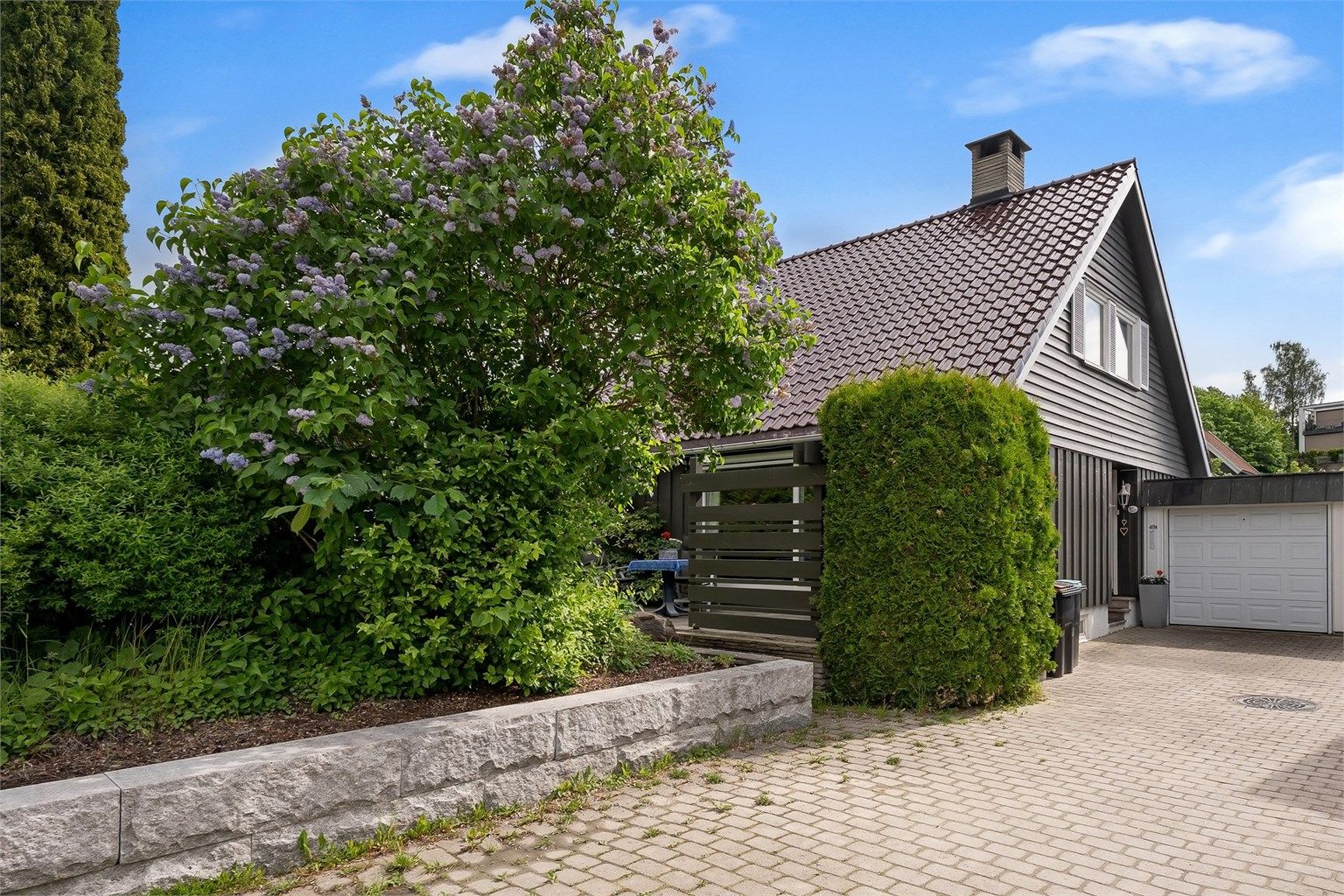 Innkjøringen er belagt med belegningsstein og fører til den tilliggende garasjen og dobbeltgarasjen.
