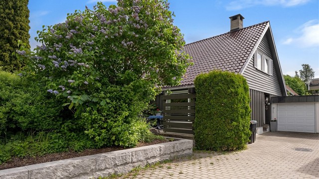 Innkjøringen er belagt med belegningsstein og fører til den tilliggende garasjen og dobbeltgarasjen.
