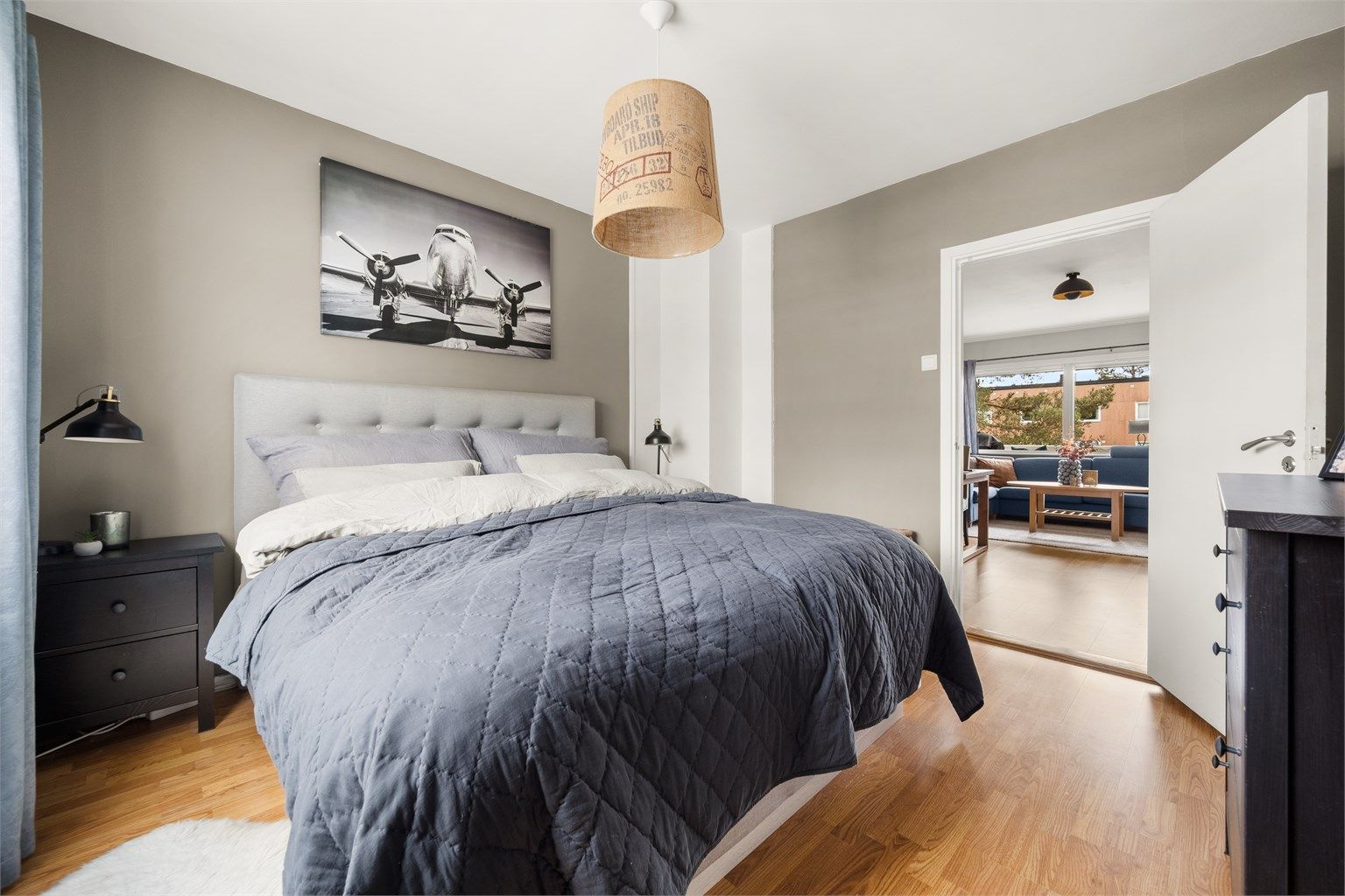 Et lunt og behagelig rom med malte flater og parkett på gulvet.