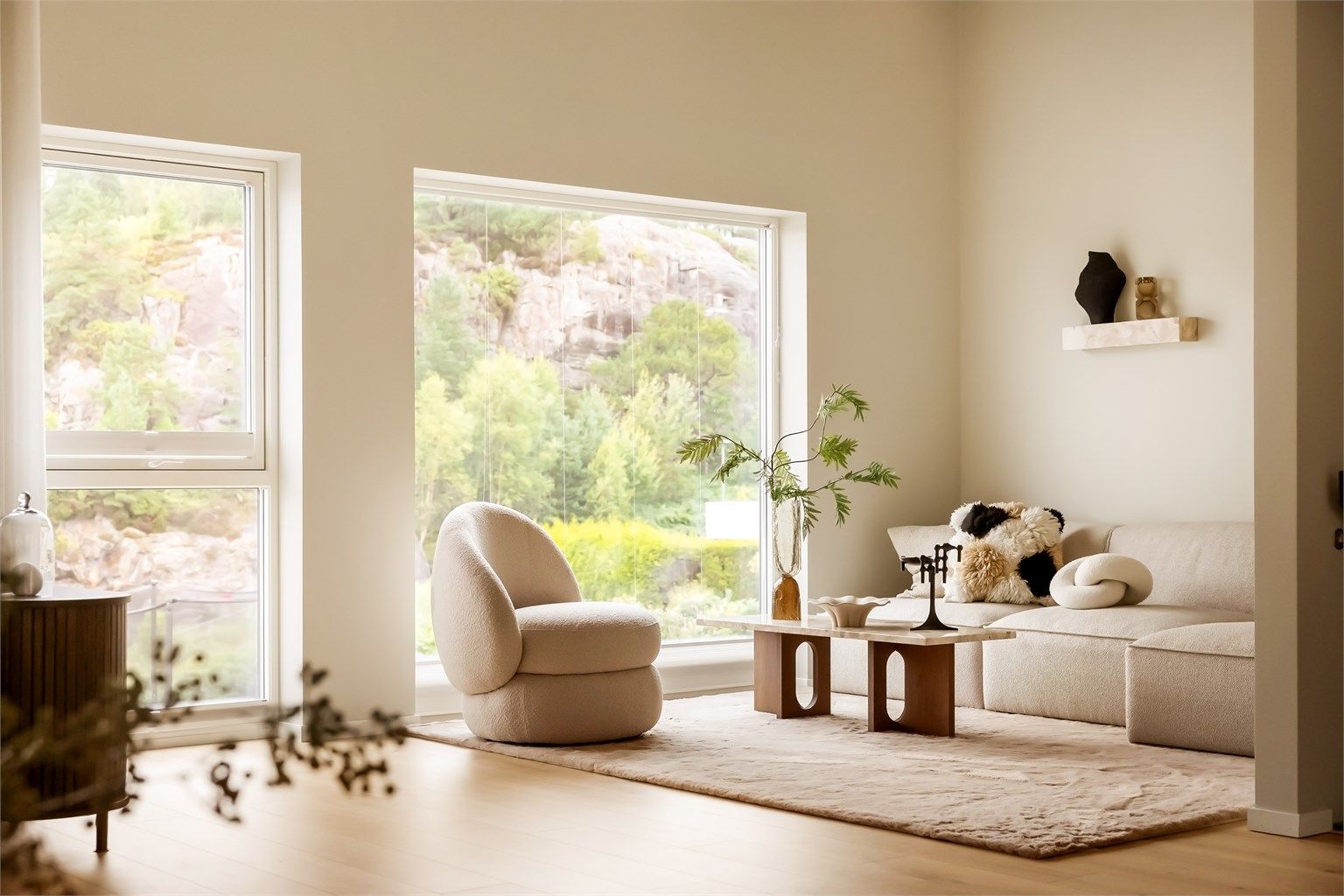 Store vindusflater slipper inn rikelig med naturlig lys.