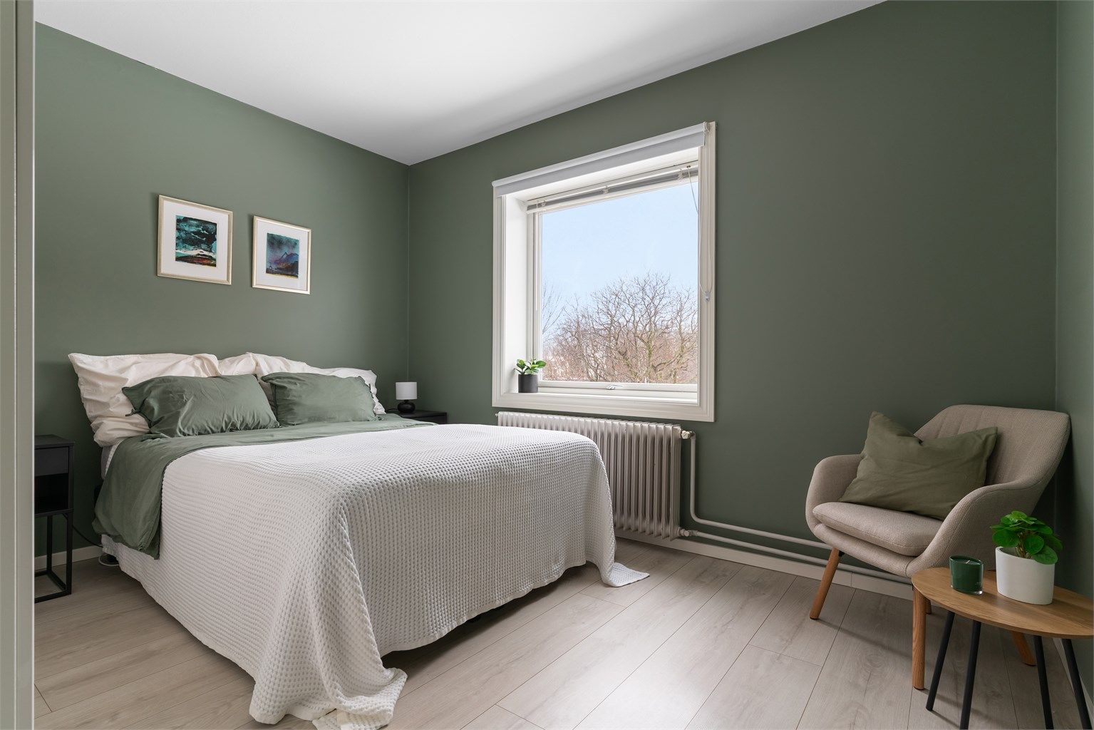 Alle vegger på soverommet er malt i 2022.