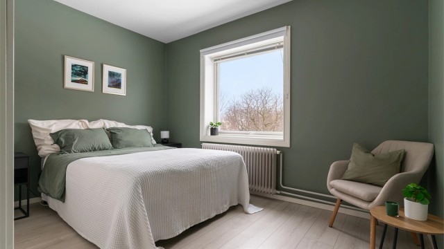 Alle vegger på soverommet er malt i 2022.