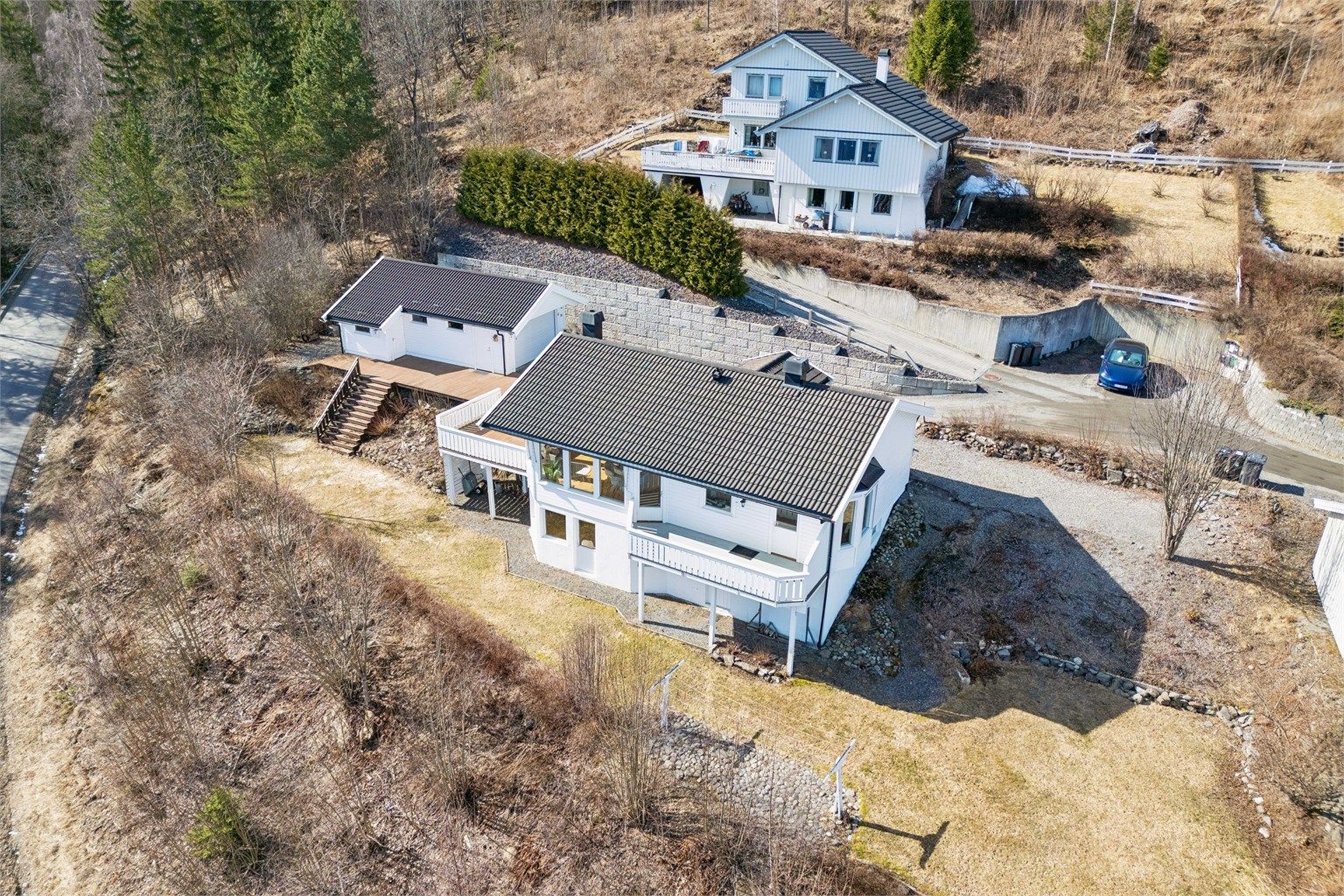 Dette er et barnevennlig og rolig boligområde med lett tilgang til friområder, her har du nærhet til lysløype og skibakke med skitrekk om vinteren.