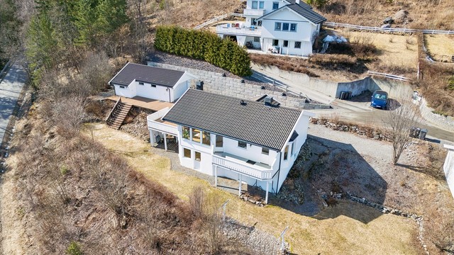 Dette er et barnevennlig og rolig boligområde med lett tilgang til friområder, her har du nærhet til lysløype og skibakke med skitrekk om vinteren.