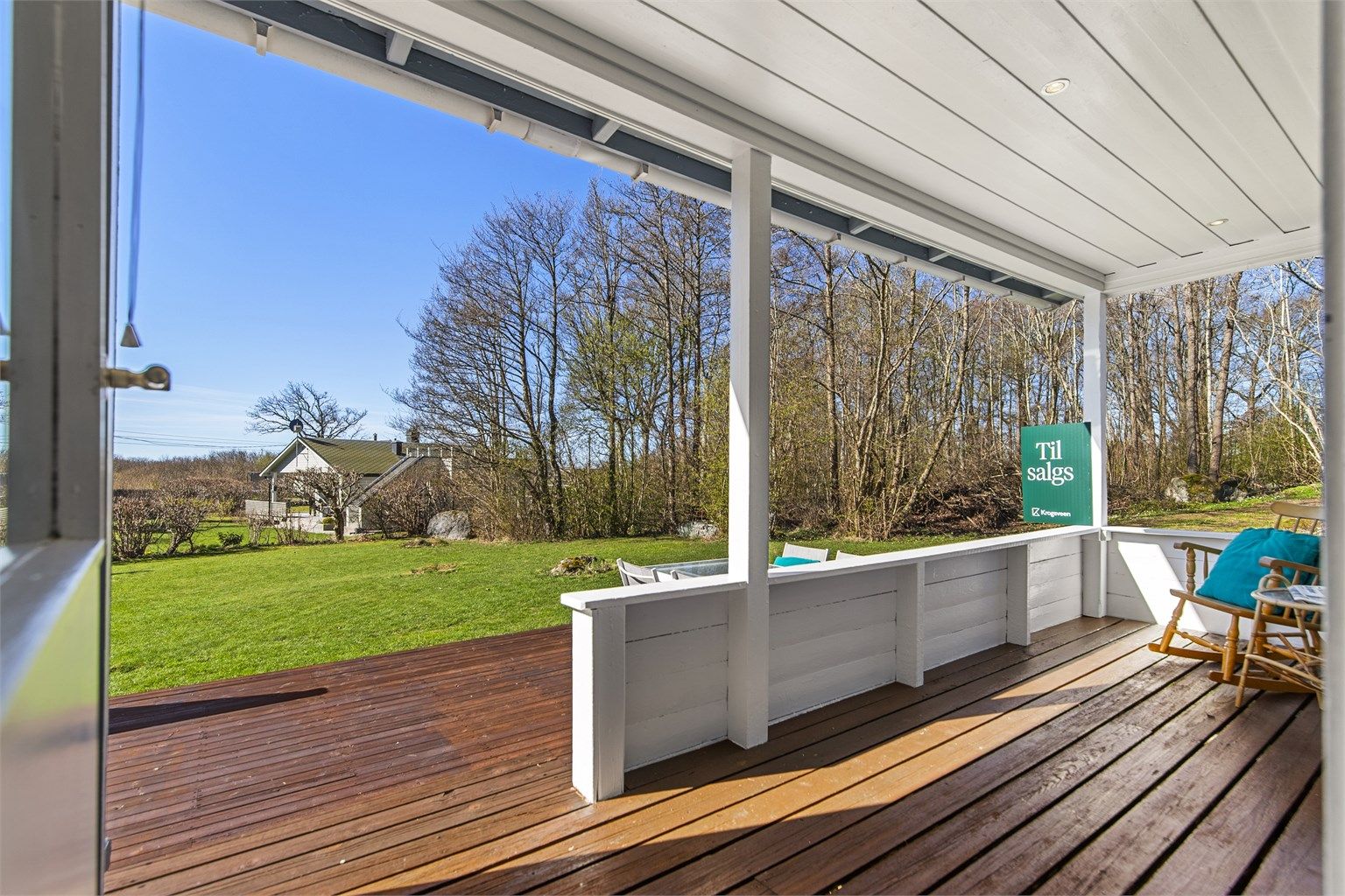 Den overbygde delen av terrassen er et perfekt sted for å nyte utelivet, selv om været skulle skifte.