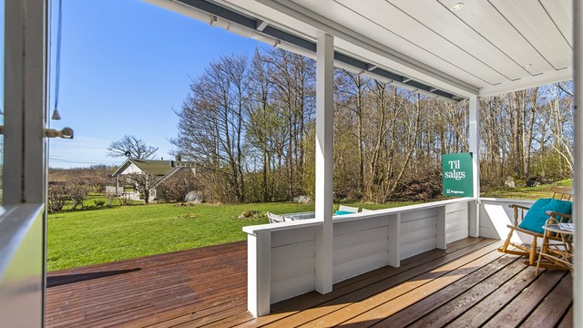 Den overbygde delen av terrassen er et perfekt sted for å nyte utelivet, selv om været skulle skifte.