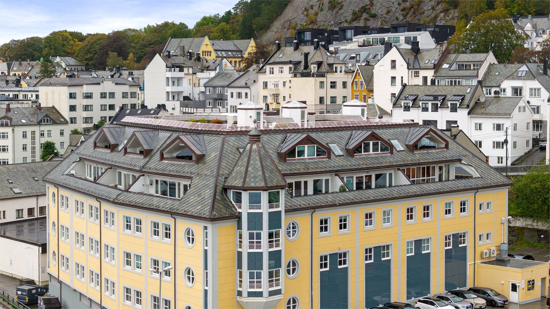 Bygget ligger sentralt til like øst for Ålesund bysentrum, med Byparken og Aksla i bakkant.