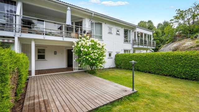 Her bor du på bakkeplan med egen markterrasse og direkte utgang til felles hage.