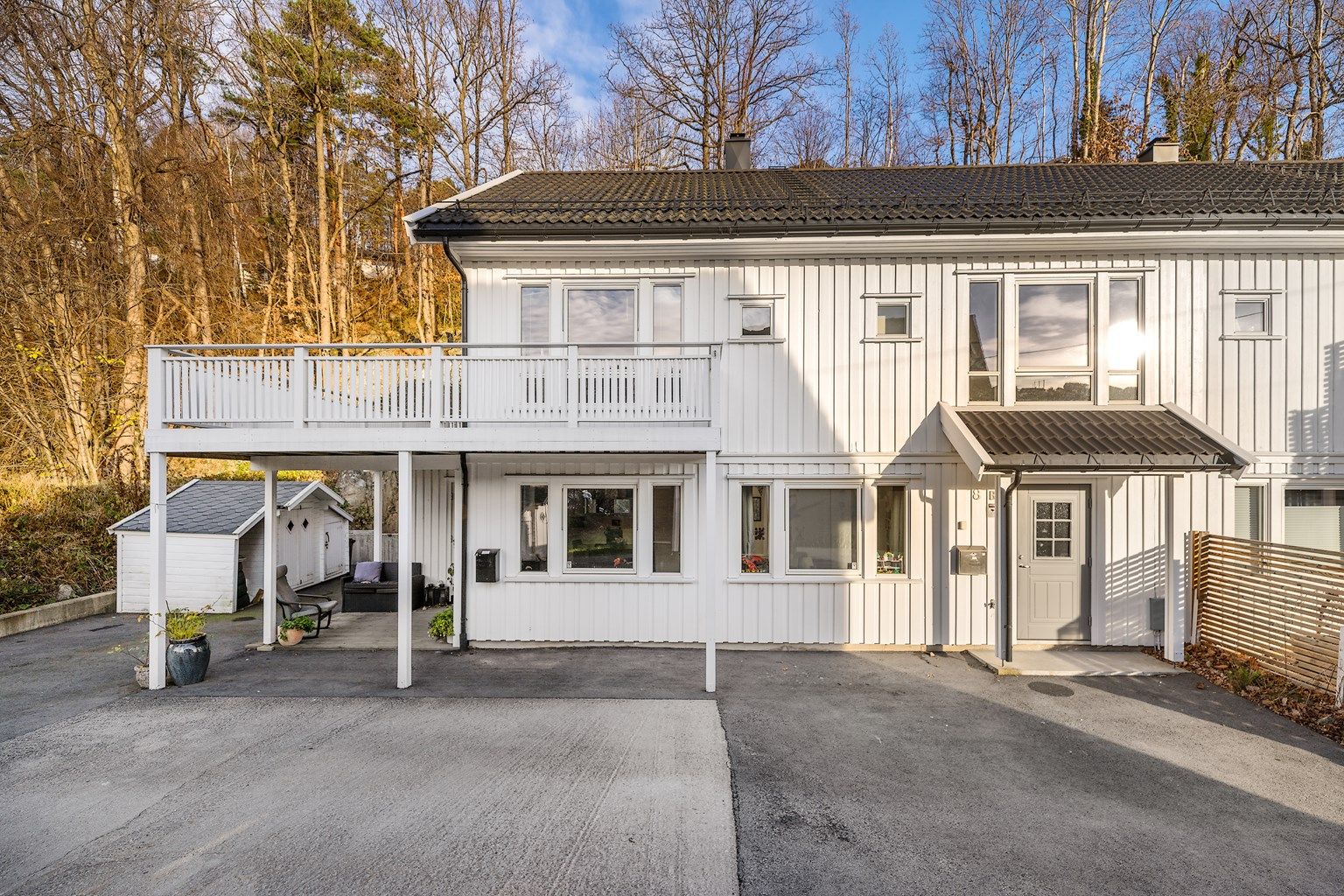 Velkommen til Tjernstien 8B - en innholdsrik tomannsbolig fra 2010 med hybel! 