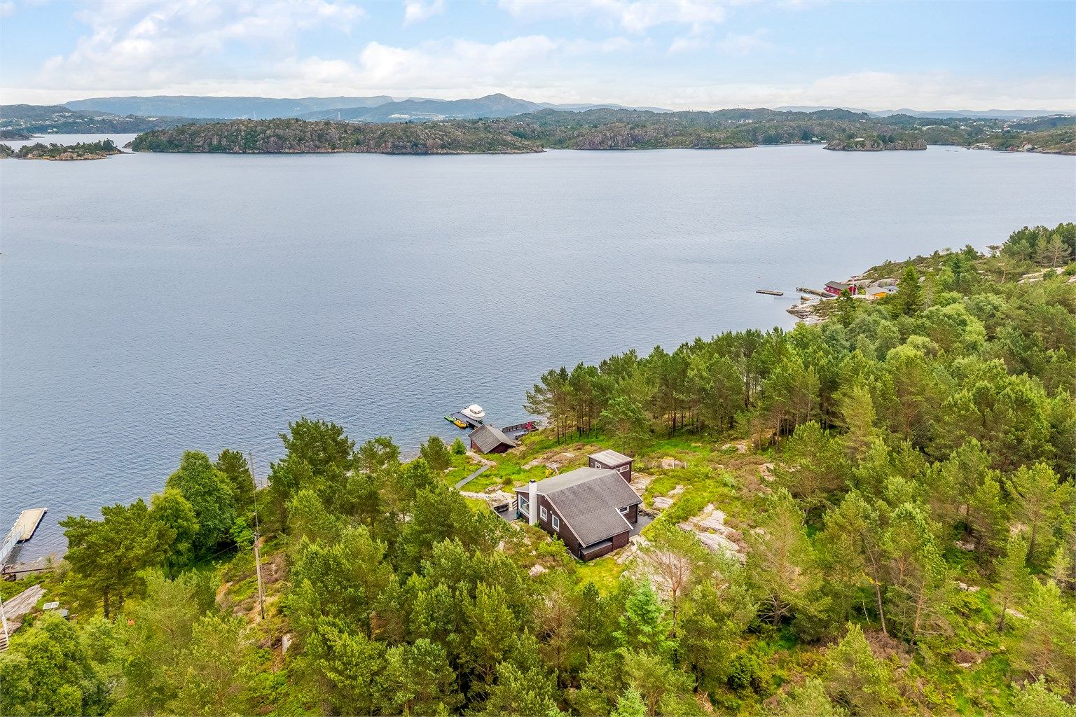 Eiendommen ligger på østsiden av Geitanger, innerst i Hjeltefjorden.