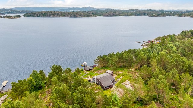 Eiendommen ligger på østsiden av Geitanger, innerst i Hjeltefjorden.