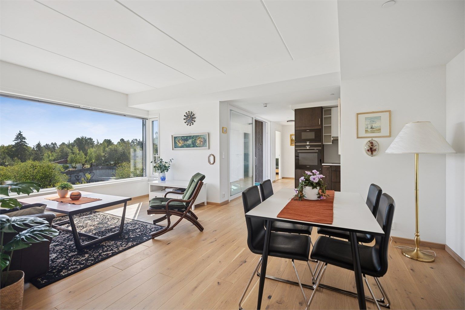 Lys og moderne 3-roms leilighet fra 2020 med arealeffektiv planløsning og stor balkong.