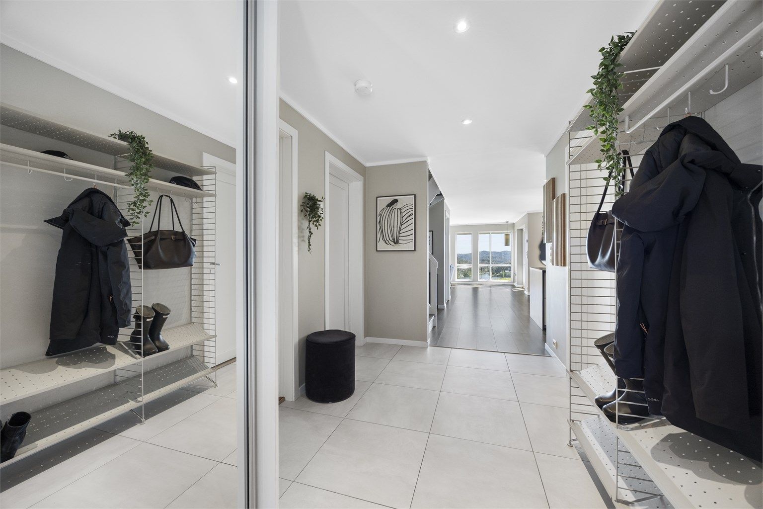 Fra entreen åpner boligen seg opp mot den sosiale sonen med stue og kjøkken.