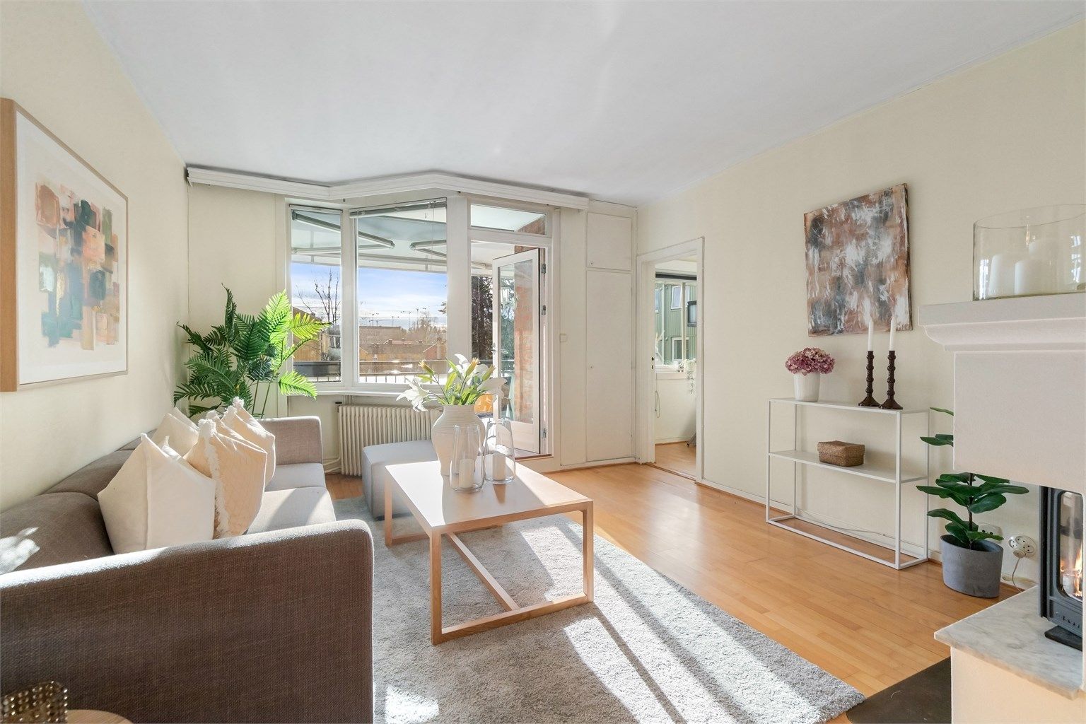 Store vindusflater og utgang til balkongen gir rikelig med naturlig lys.