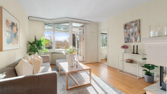 Store vindusflater og utgang til balkongen gir rikelig med naturlig lys.
