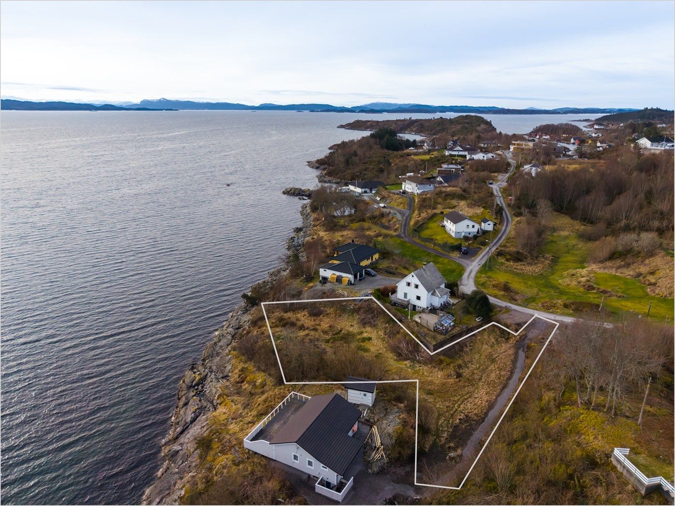 Skisserte tomtegrenser er kun ment som illustrasjon og må sees på som cirka angivelser - Se kart som er vedlagt salgsoppgaven for mer eksakt angivelse av eiendommens grenser