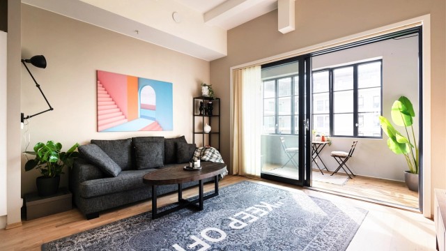 Krogsveen v/Nhut Nam Hunh har gleden av å presentere denne stilrene og attraktive 3-roms selveierleiligheten med en herlig vinterhave.