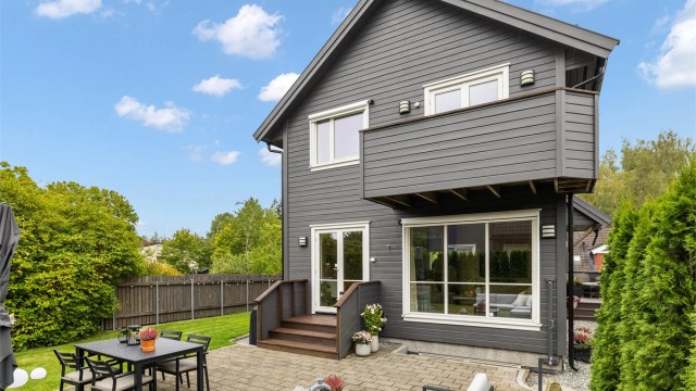 Velkommen til Kaptein Oppegaards vei 17C - Solrik og flott enebolig fra 2014 | Tilbaketrukket | Egen inngang til kjeller | Garasje | Barnevennlig