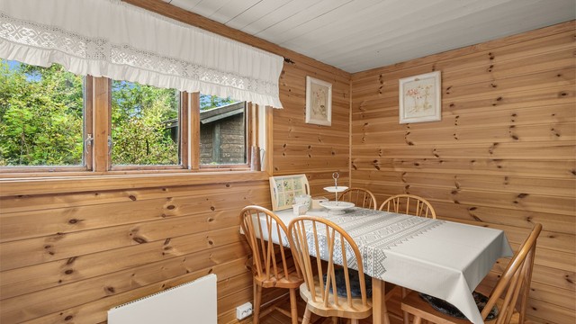 Et lyst og trivelig kjøkken med god plass til spisebord – fint både til lange frokoster og hyggelige hyttemiddager.