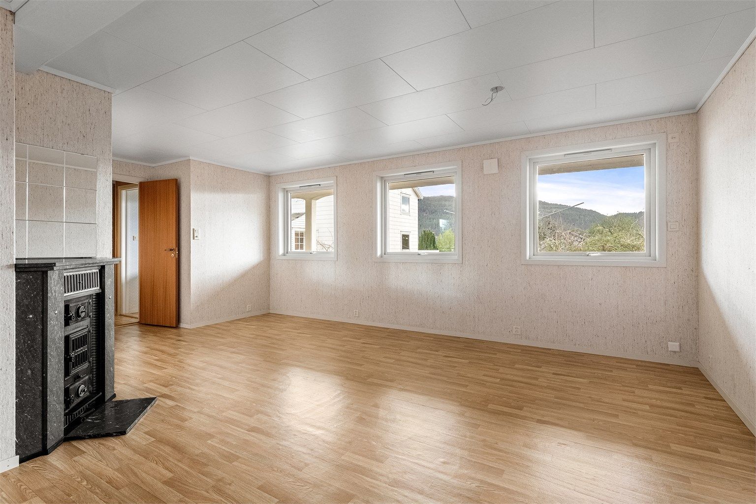 Stuen i underetasjen har varmekabler i gulvet og en egen kamin