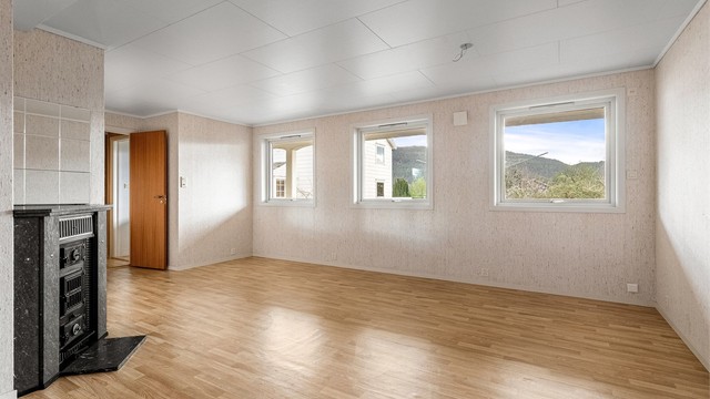 Stuen i underetasjen har varmekabler i gulvet og en egen kamin