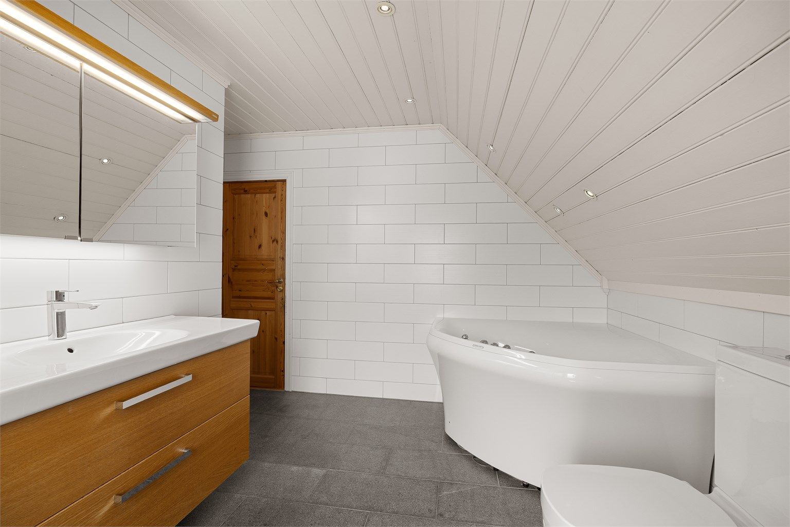 Badet i loftsetasjen ble oppgradert i 2011 og har både badekar og dusjnisje.