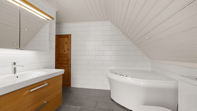 Badet i loftsetasjen ble oppgradert i 2011 og har både badekar og dusjnisje.