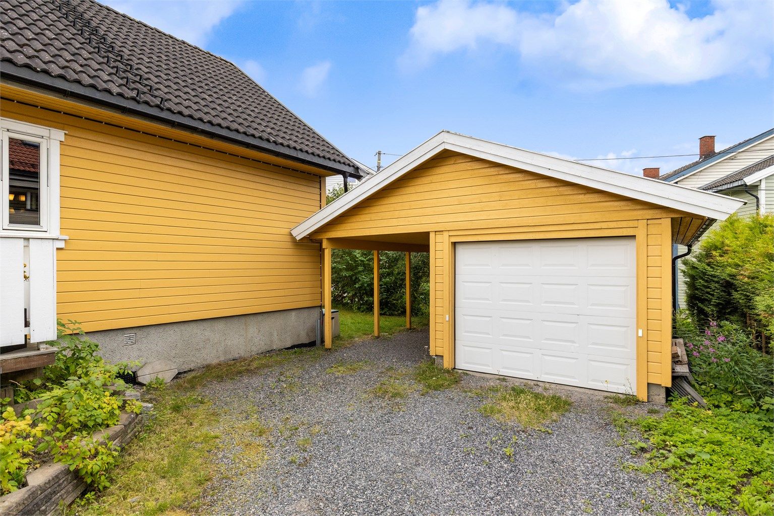 Garasje med carport og lader til el-bil.