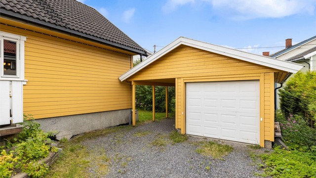 Garasje med carport og lader til el-bil.