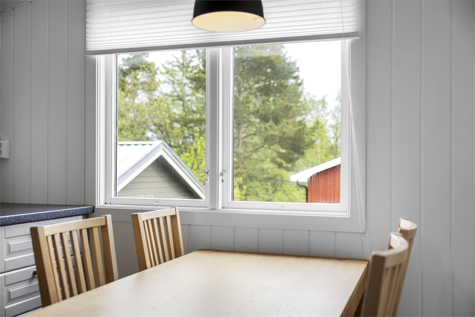 Fra kjøkkenvinduet ser du ut mot nabolaget.