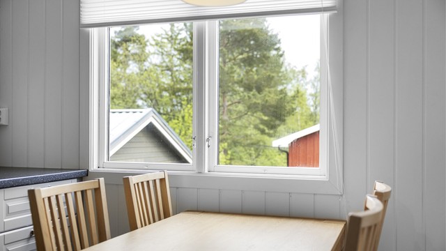 Fra kjøkkenvinduet ser du ut mot nabolaget.