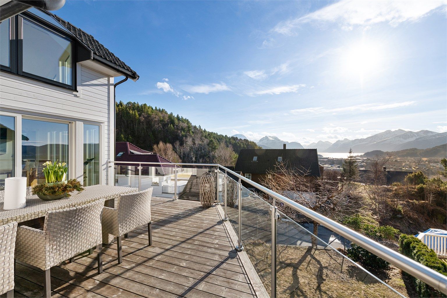 Terrasse mot sydvest på ca. 30 kvm med glassrekkverk 