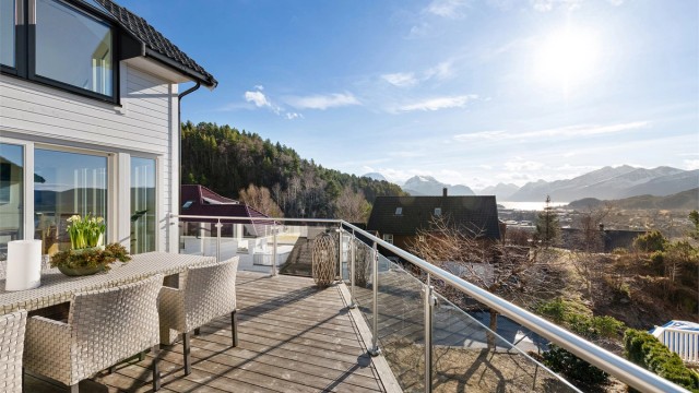Terrasse mot sydvest på ca. 30 kvm med glassrekkverk