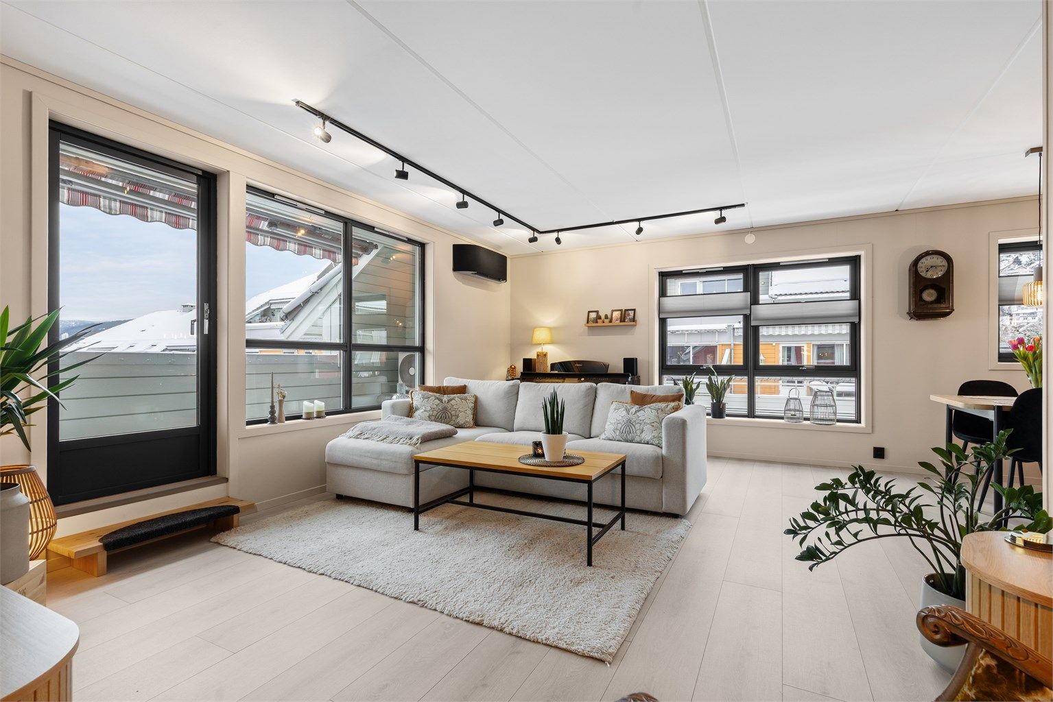 Som endeleilighet har stuen vindusflater på to vegger, noe som gir rikelig med dagslys.