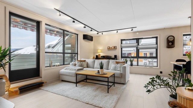 Som endeleilighet har stuen vindusflater på to vegger, noe som gir rikelig med dagslys.