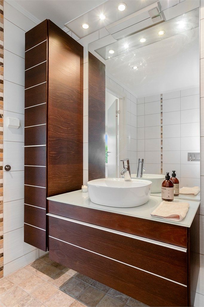 Det er downlights i himling og opplegg for vaskemaskin på badet.