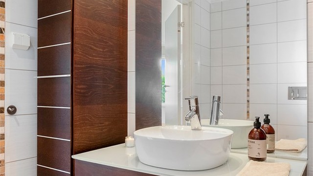 Det er downlights i himling og opplegg for vaskemaskin på badet.